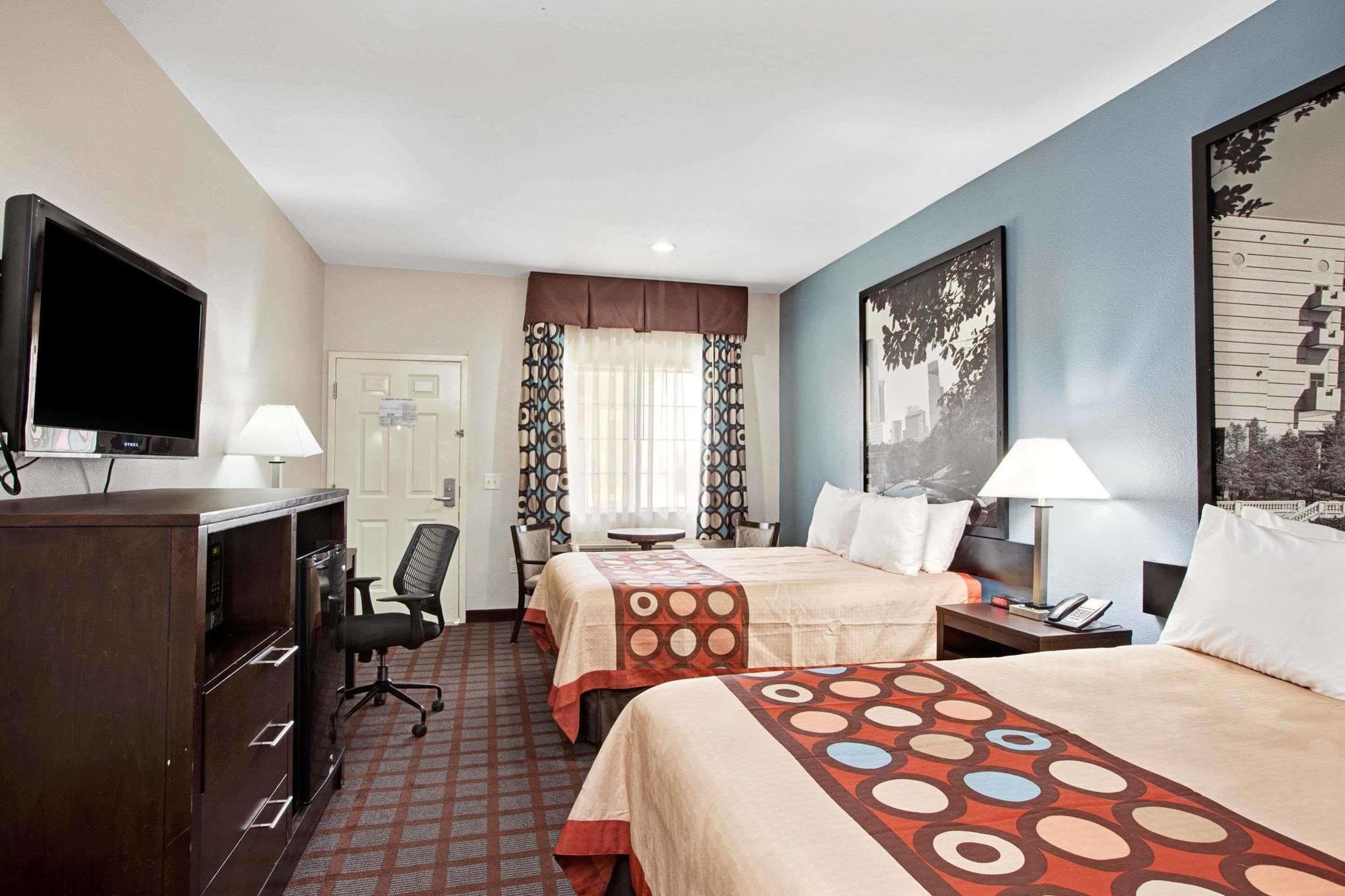Hotel Super 8 By Wyndham North I-45 2*