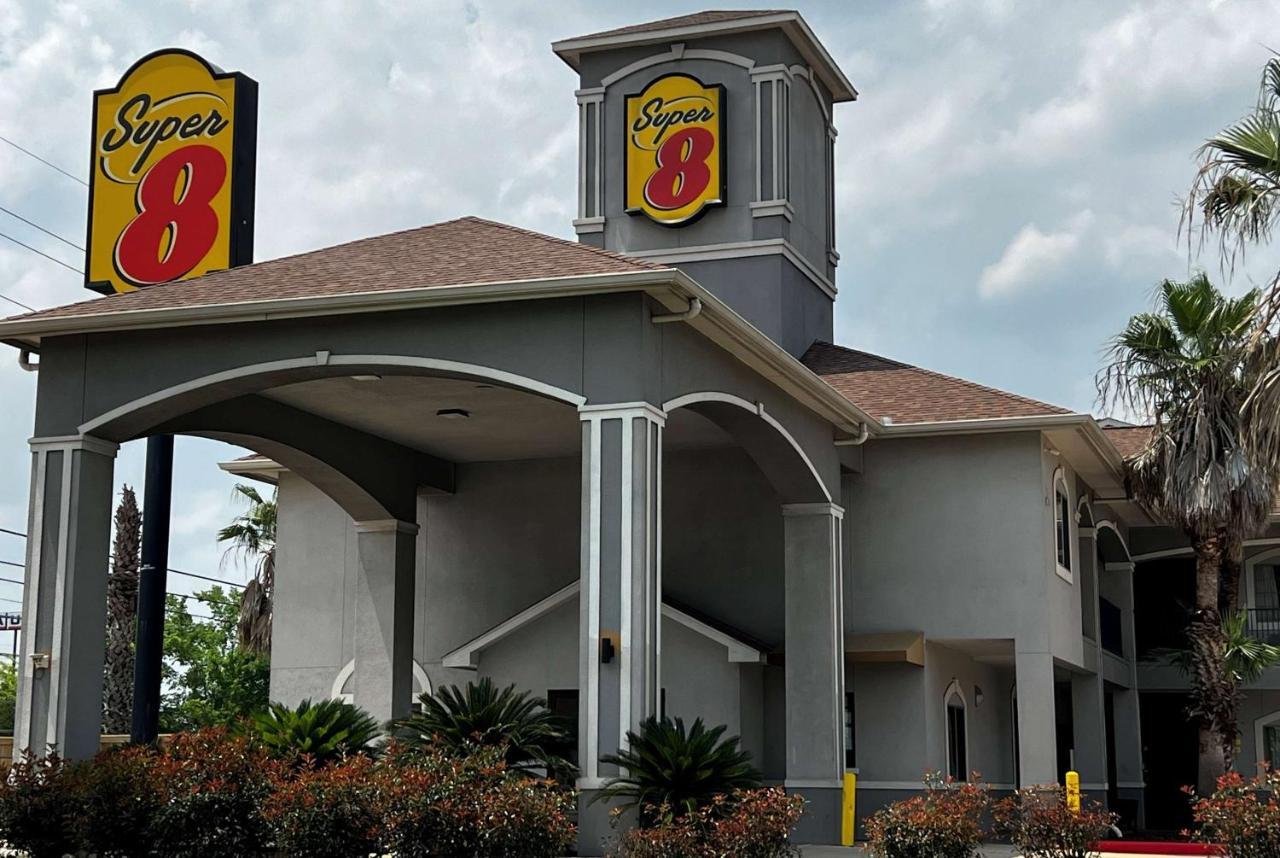 Hotel Super 8 By Wyndham North I-45