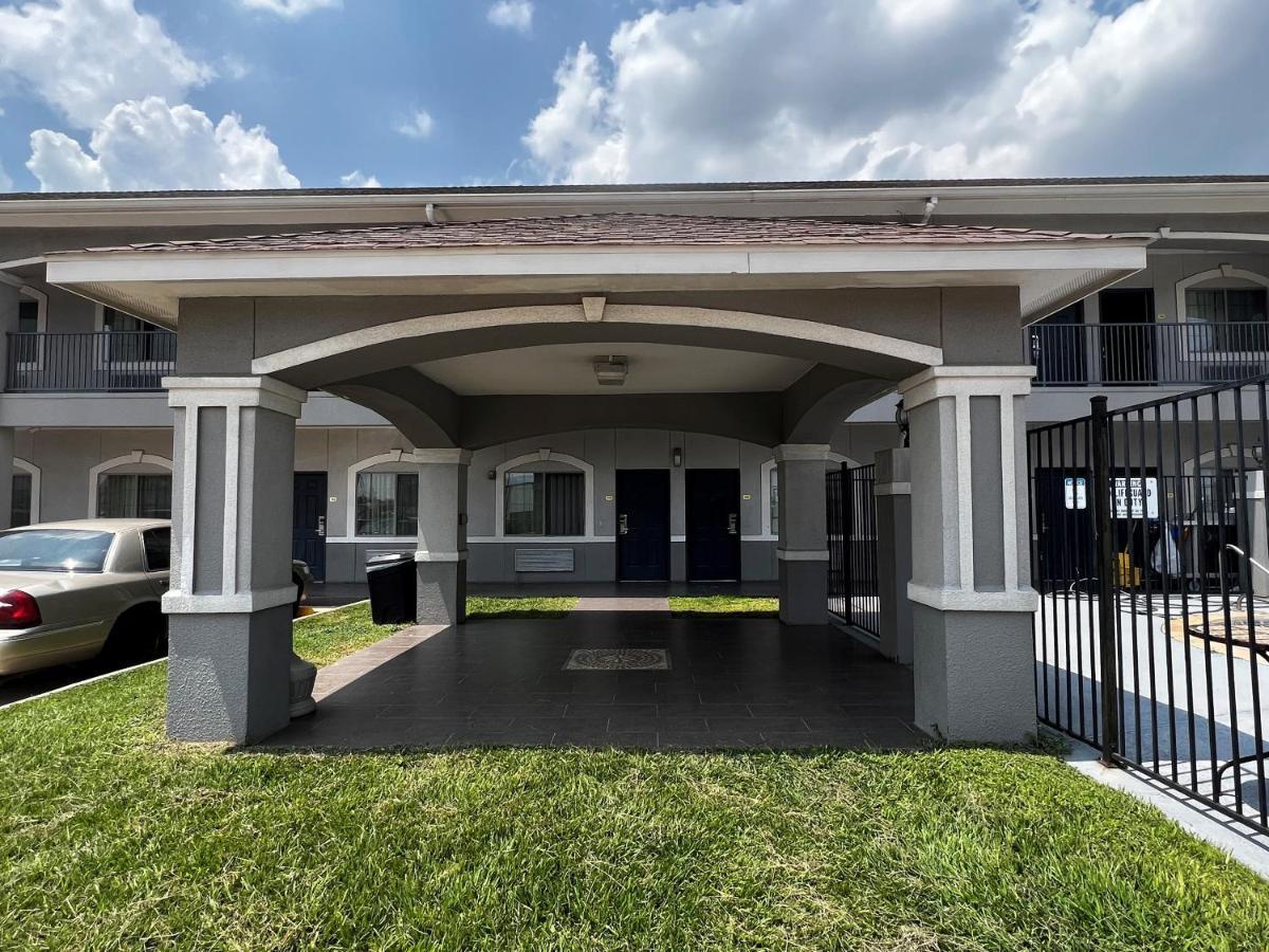Hotel Super 8 By Wyndham North I-45